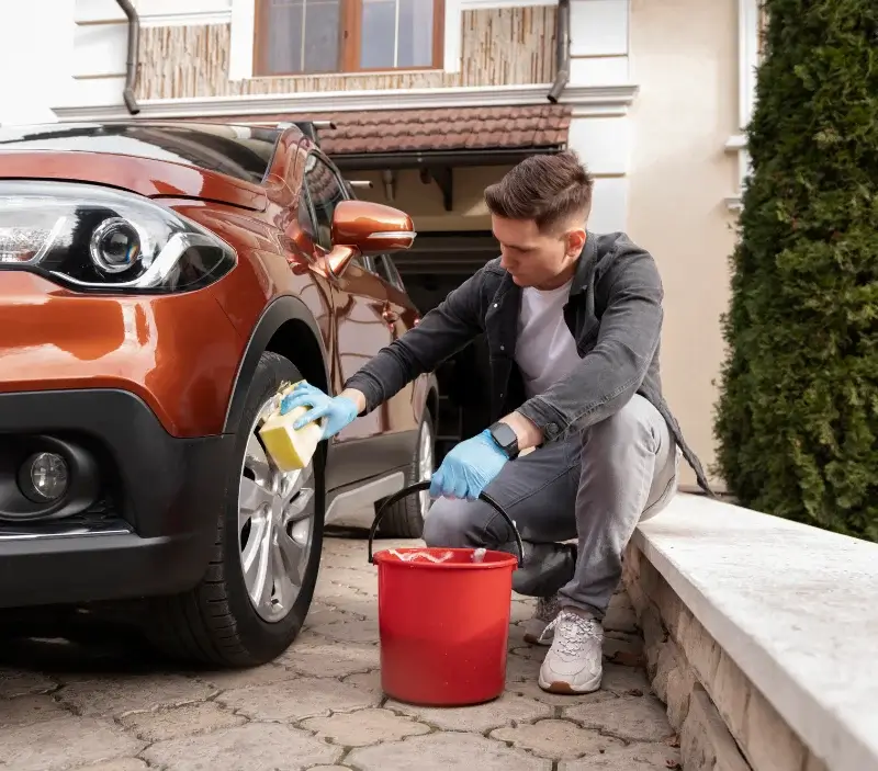 Lavage auto à domicile Treize-Vents : professionnel intervenant sur un véhicule